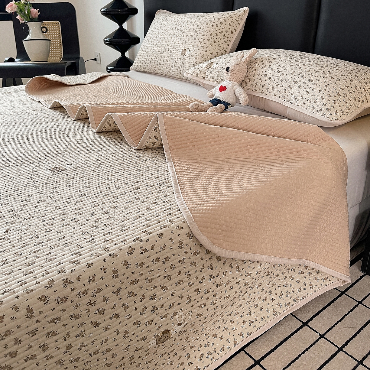 91家纺网 家纺一手货源 找家纺 金丝兔 2026新款复古碎花亲肤水洗棉单床盖仿棉夹棉床盖床盖三件套 遇见