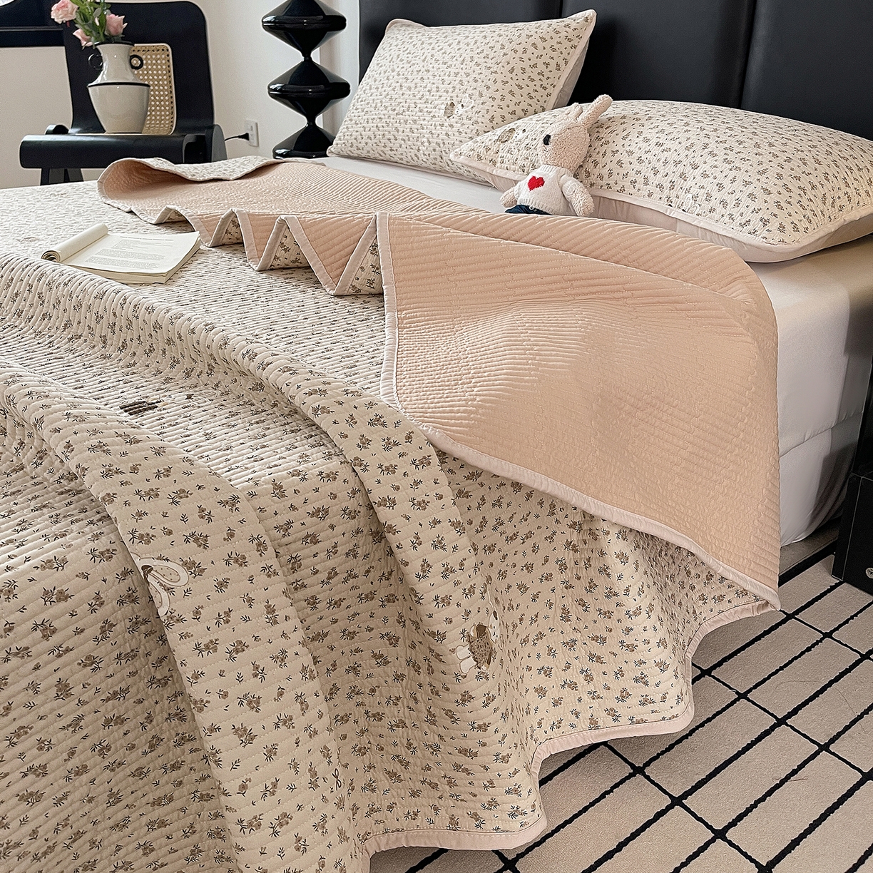 91家纺网 家纺一手货源 找家纺 金丝兔 2026新款复古碎花亲肤水洗棉单床盖仿棉夹棉床盖床盖三件套 遇见