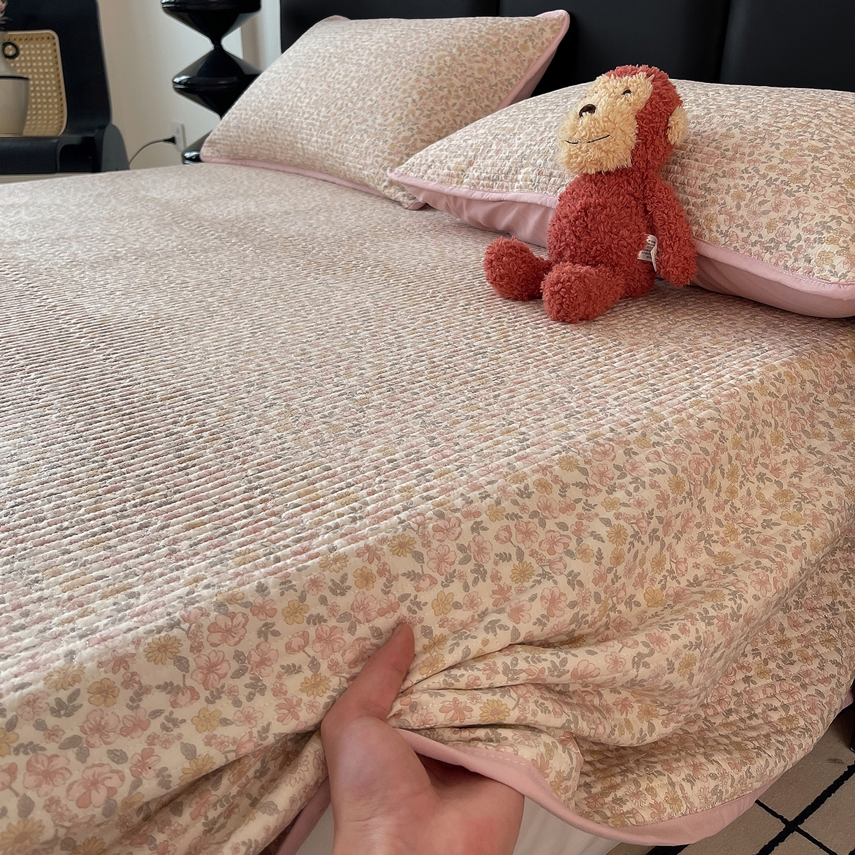 91家纺网 家纺一手货源 找家纺 金丝兔 2026新款复古碎花亲肤水洗棉单床盖仿棉夹棉床盖床盖三件套 植音