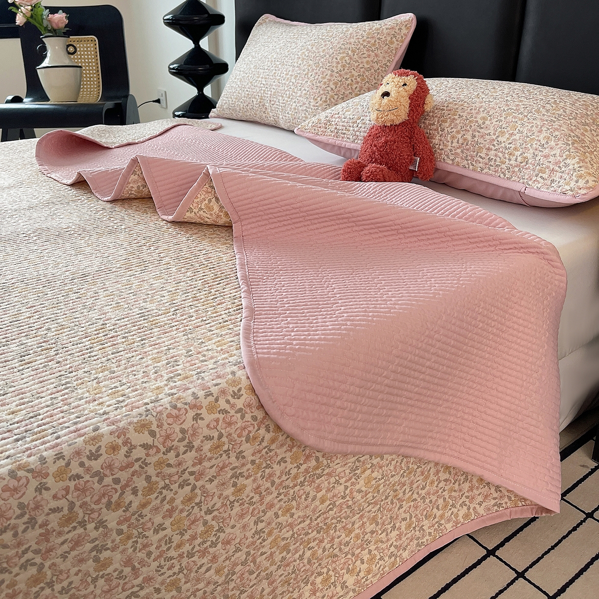 91家纺网 家纺一手货源 找家纺 金丝兔 2026新款复古碎花亲肤水洗棉单床盖仿棉夹棉床盖床盖三件套 植音