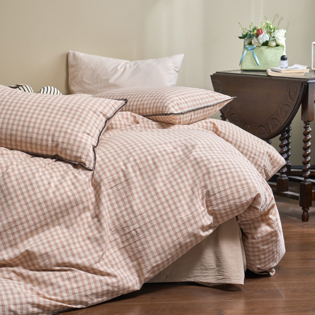 91家纺网 家纺一手货源 找家纺 洋铭区（原狠狠爱） 2026新款色织水洗棉一字边四件套系列 朵拉粉格