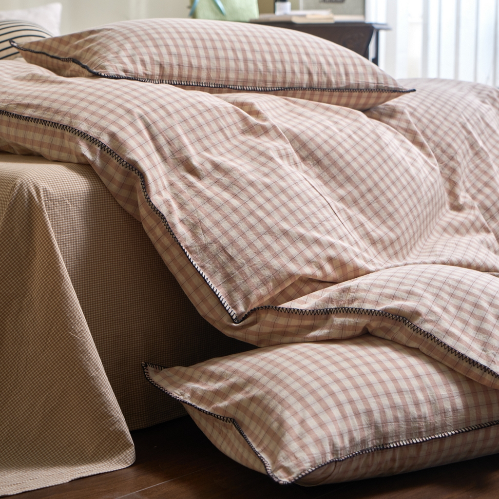 91家纺网 家纺一手货源 找家纺 洋铭区（原狠狠爱） 2026新款色织水洗棉一字边四件套系列 朵拉粉格