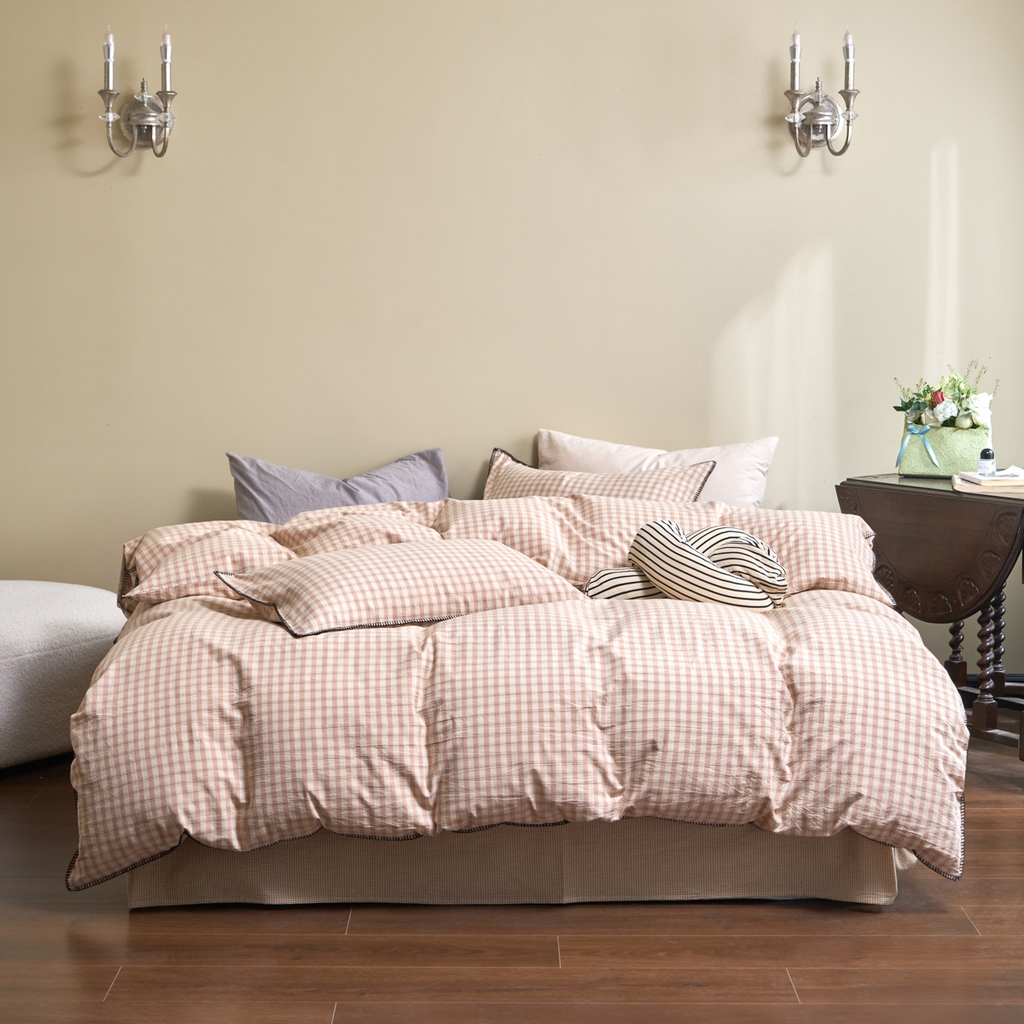 91家纺网 家纺一手货源 找家纺 洋铭区（原狠狠爱） 2026新款色织水洗棉一字边四件套系列 朵拉粉格