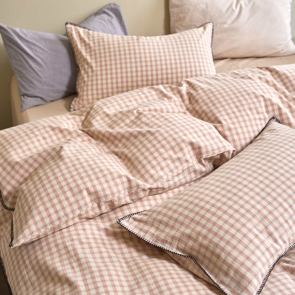 91家纺网 家纺一手货源 找家纺 洋铭区（原狠狠爱） 2026新款色织水洗棉一字边四件套系列 朵拉粉格