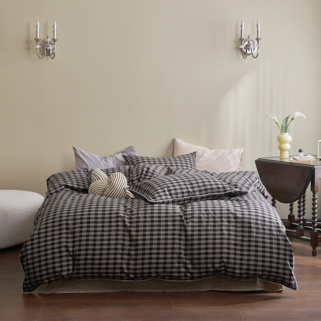 91家纺网 家纺一手货源 找家纺 洋铭区（原狠狠爱） 2026新款色织水洗棉一字边四件套系列 烟幕黑格