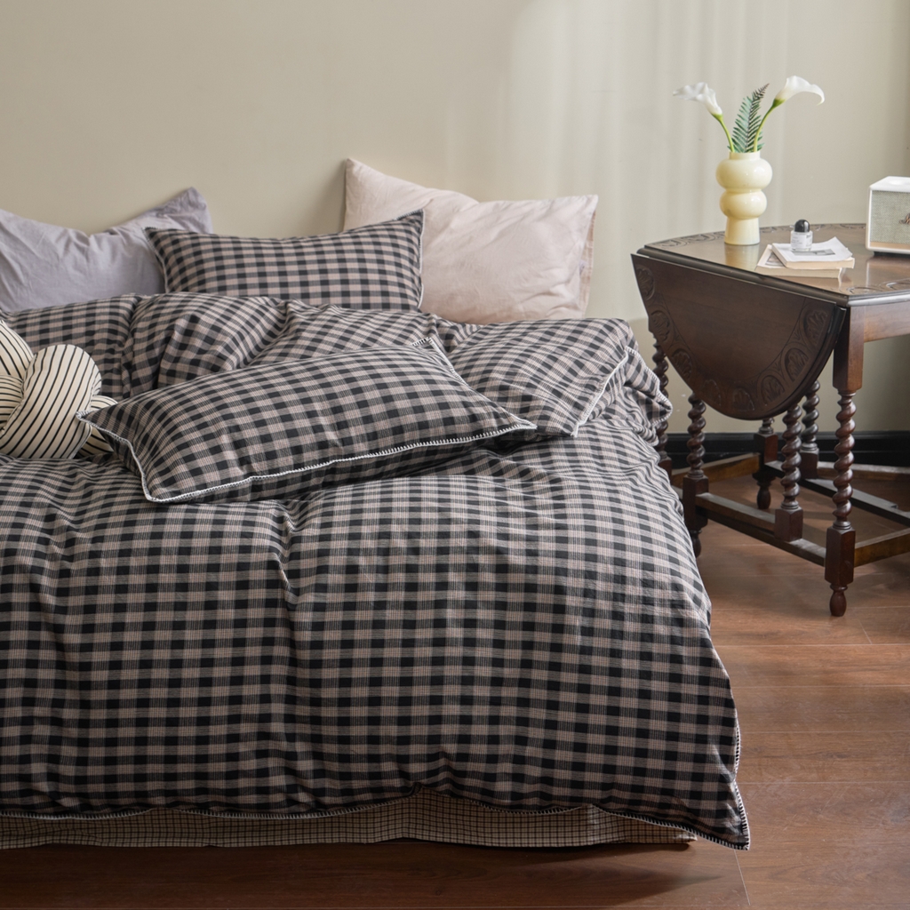 91家纺网 家纺一手货源 找家纺 洋铭区（原狠狠爱） 2026新款色织水洗棉一字边四件套系列 烟幕黑格