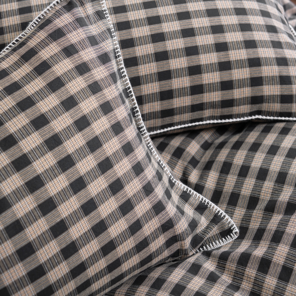 91家纺网 家纺一手货源 找家纺 洋铭区（原狠狠爱） 2026新款色织水洗棉一字边四件套系列 烟幕黑格