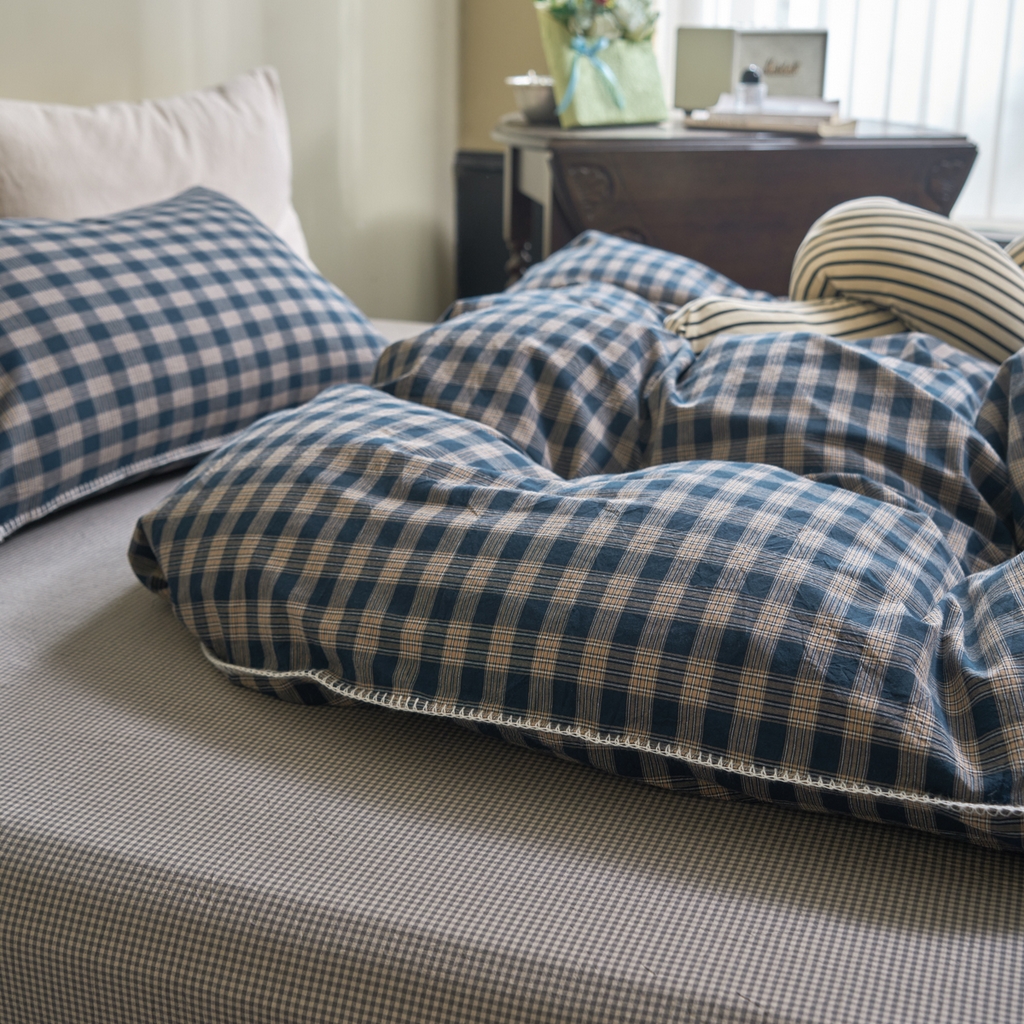 91家纺网 家纺一手货源 找家纺 洋铭区（原狠狠爱） 2026新款色织水洗棉一字边四件套系列 烟幕蓝格