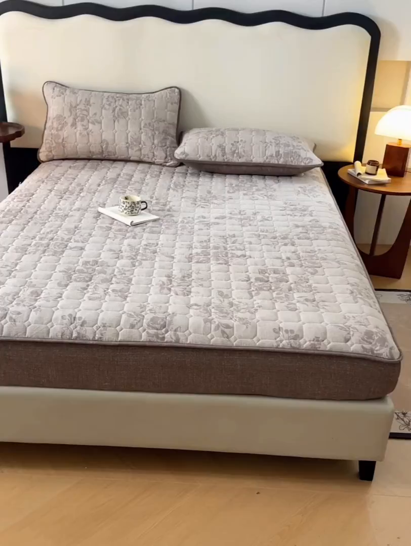 91家纺网 家纺一手货源 找家纺 （总）圣比熊 2026新款原麻夹棉床笠机洗家用防滑透气四季款加厚床罩床垫床单保护套三件套-新款