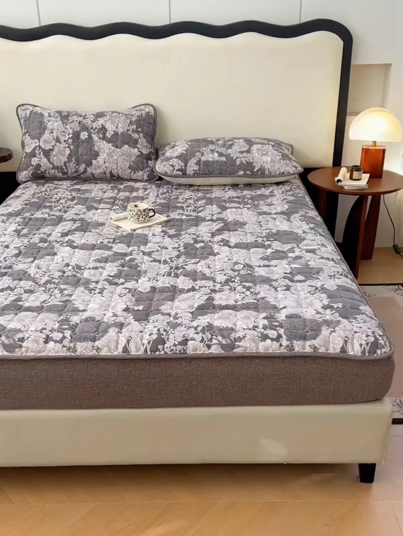 91家纺网 家纺一手货源 找家纺 圣比熊 2026新款原麻夹棉床笠机洗家用防滑透气四季款加厚床罩床垫床单保护套三件套-新款 浮绘花影-白