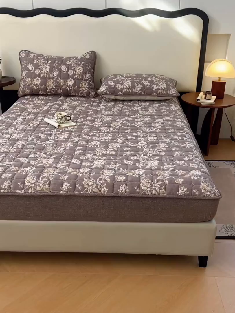 91家纺网 家纺一手货源 找家纺 圣比熊 2026新款原麻夹棉床笠机洗家用防滑透气四季款加厚床罩床垫床单保护套三件套-新款 秋日