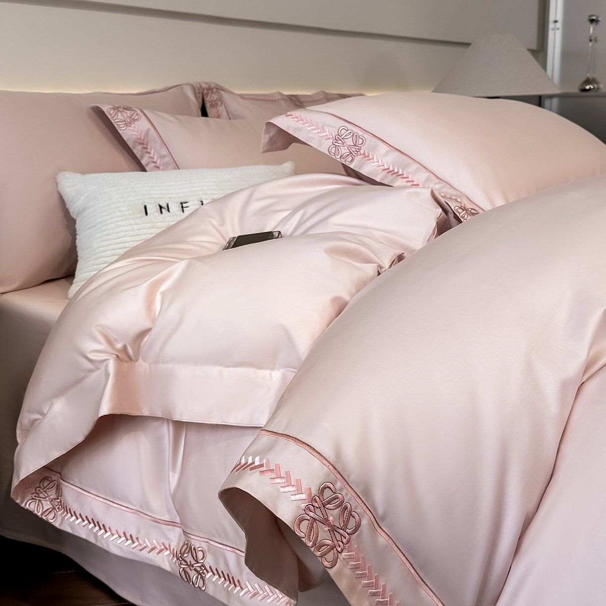 91家纺网 家纺一手货源 找家纺 置顶家纺 2026春夏新款多伦多系列亲肤刺绣拼角四件套 多伦多-豆粉