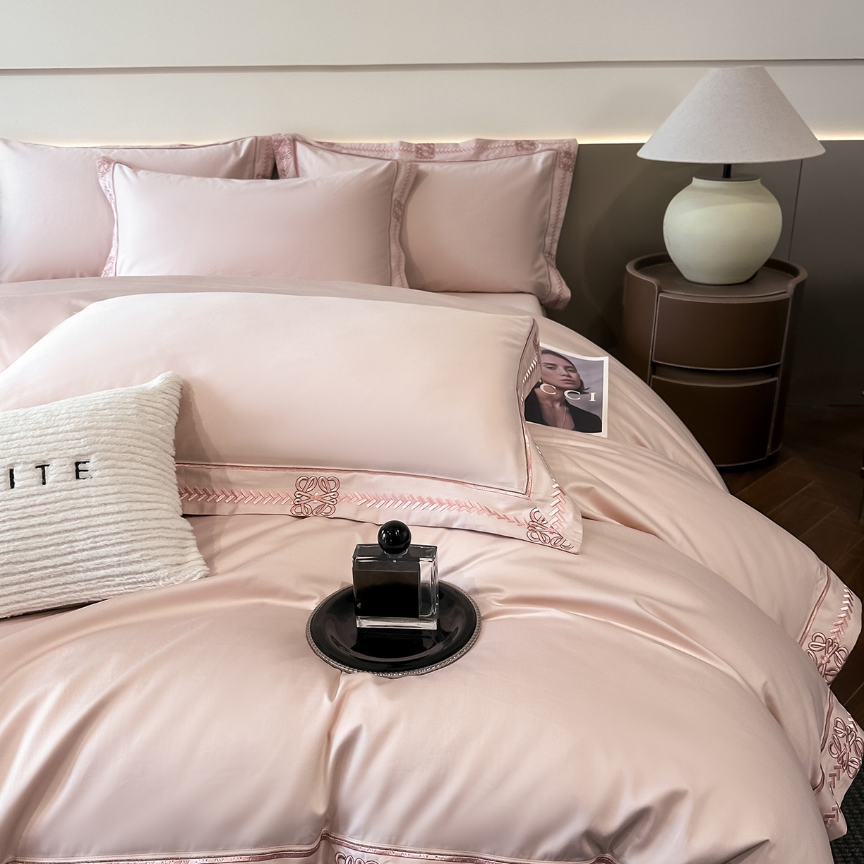 91家纺网 家纺一手货源 找家纺 置顶家纺 2026春夏新款多伦多系列亲肤刺绣拼角四件套 多伦多-豆粉