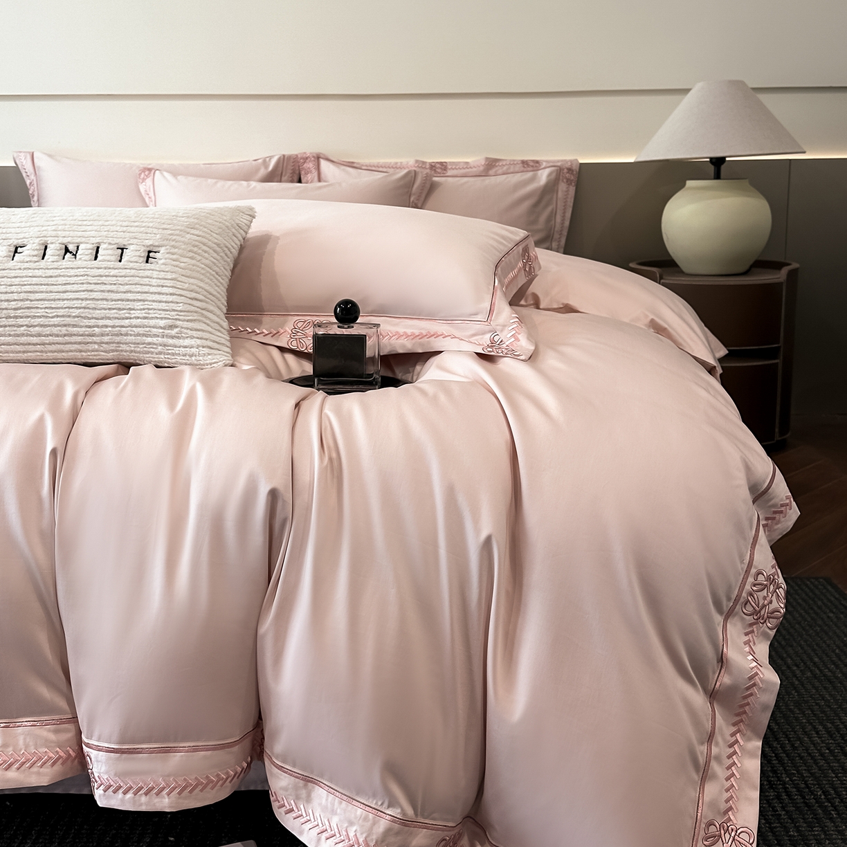 91家纺网 家纺一手货源 找家纺 置顶家纺 2026春夏新款多伦多系列亲肤刺绣拼角四件套 多伦多-豆粉