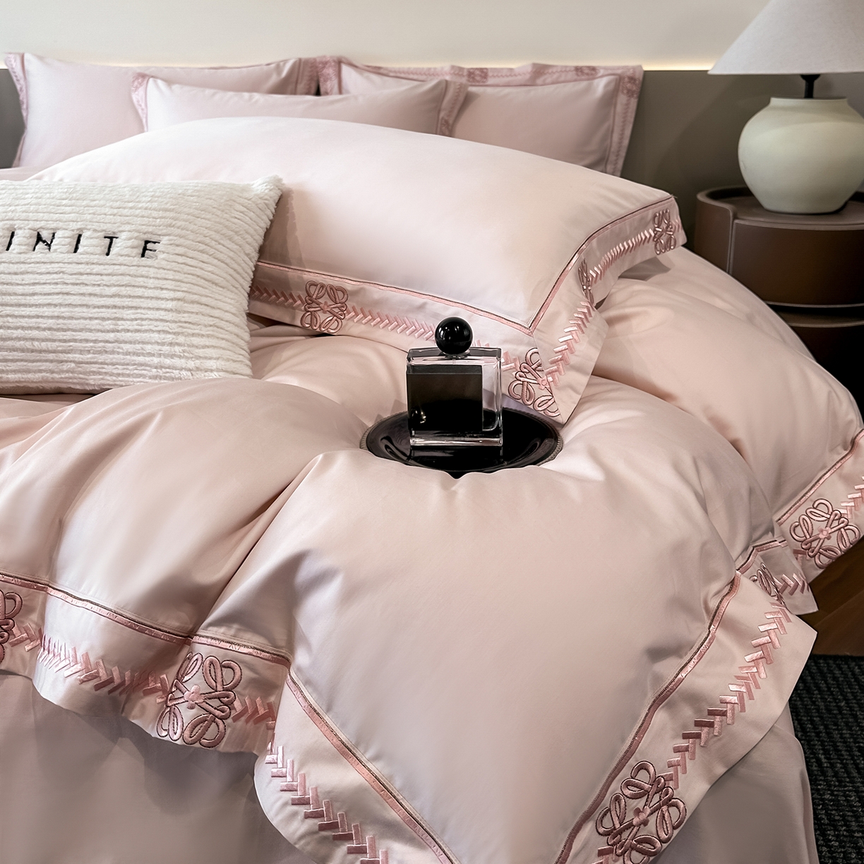 91家纺网 家纺一手货源 找家纺 置顶家纺 2026春夏新款多伦多系列亲肤刺绣拼角四件套 多伦多-豆粉