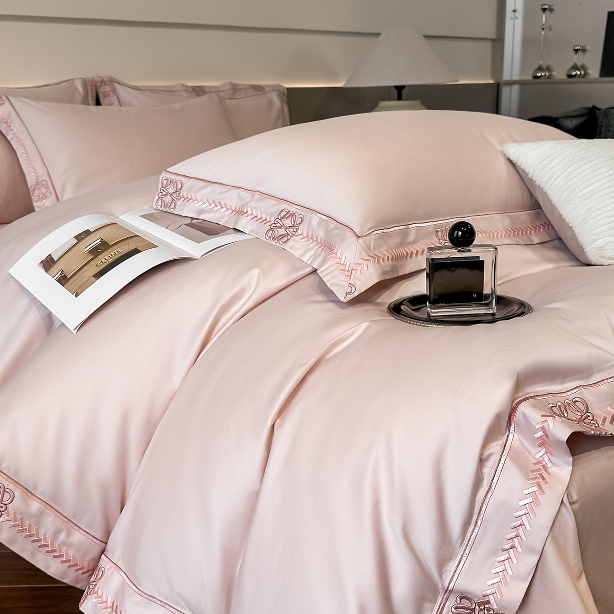 91家纺网 家纺一手货源 找家纺 置顶家纺 2026春夏新款多伦多系列亲肤刺绣拼角四件套 多伦多-豆粉