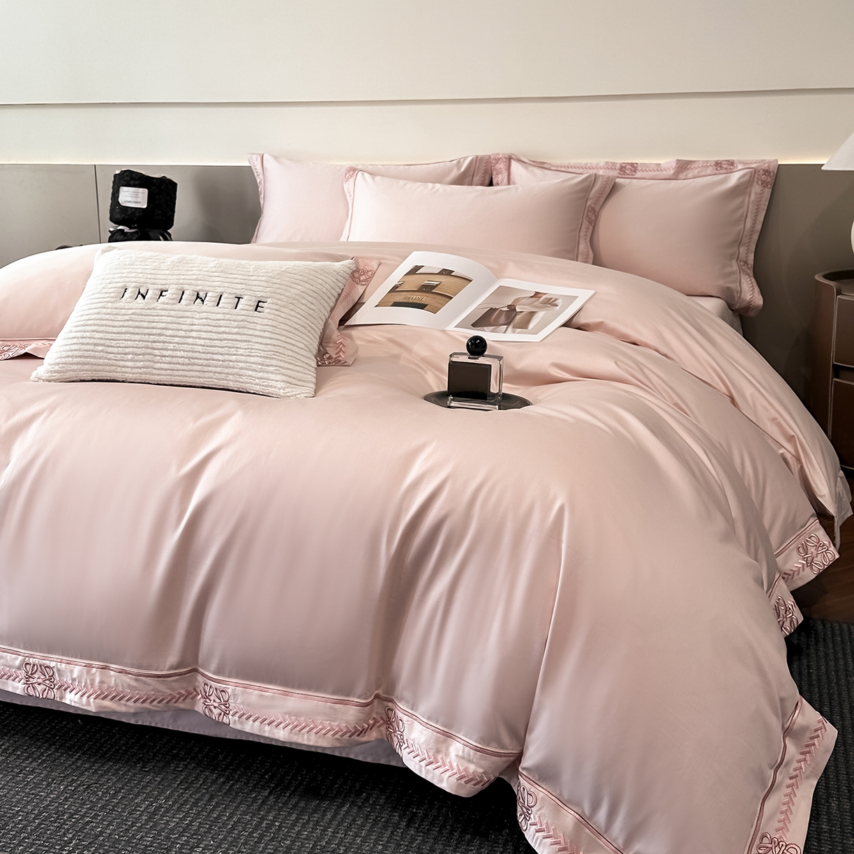 91家纺网 家纺一手货源 找家纺 置顶家纺 2026春夏新款多伦多系列亲肤刺绣拼角四件套 多伦多-豆粉