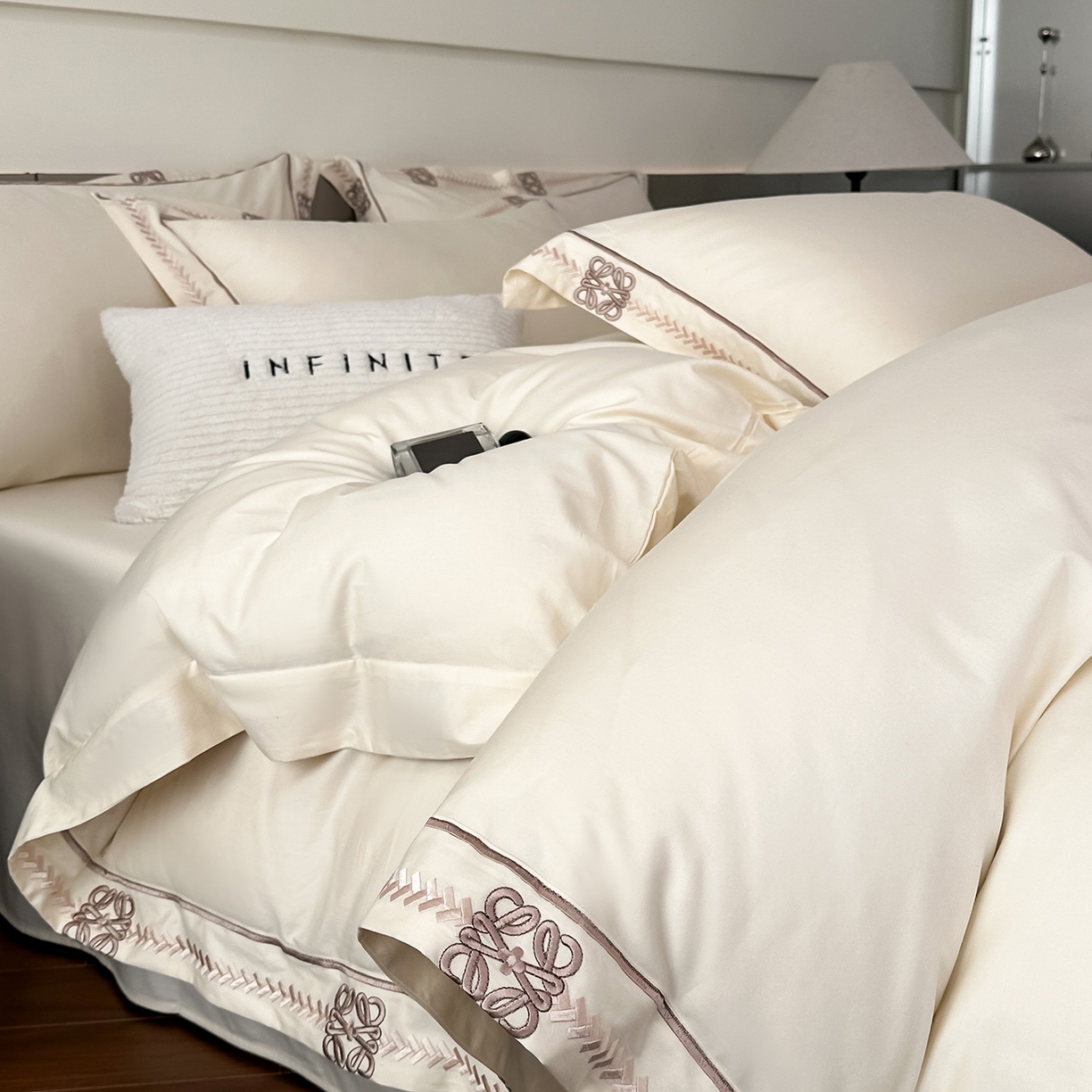 91家纺网 家纺一手货源 找家纺 置顶家纺 2026春夏新款多伦多系列亲肤刺绣拼角四件套 多伦多-奶昔白