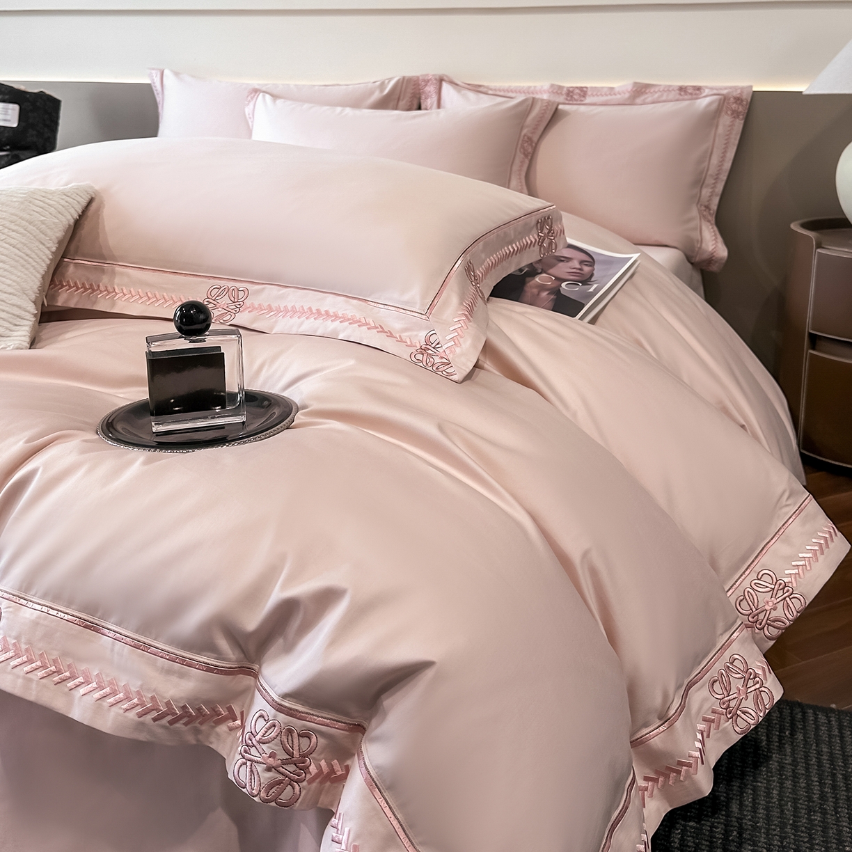 91家纺网 家纺一手货源 找家纺 置顶家纺 2026春夏新款多伦多系列亲肤刺绣拼角四件套 多伦多-豆粉