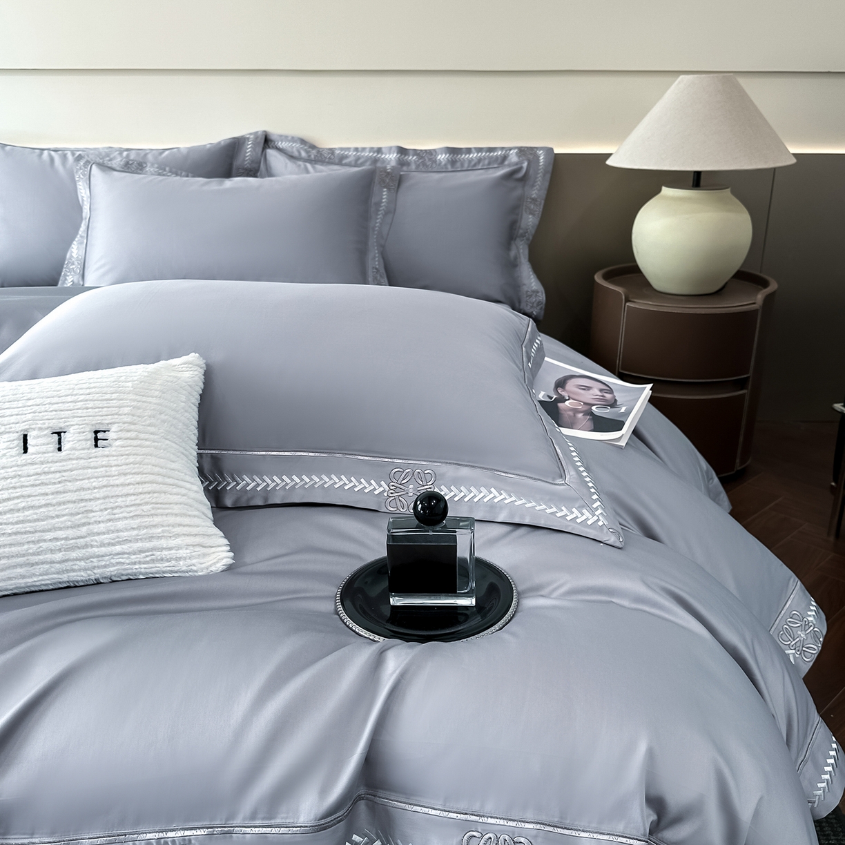 91家纺网 家纺一手货源 找家纺 置顶家纺 2026春夏新款多伦多系列亲肤刺绣拼角四件套 多伦多-瓷器蓝