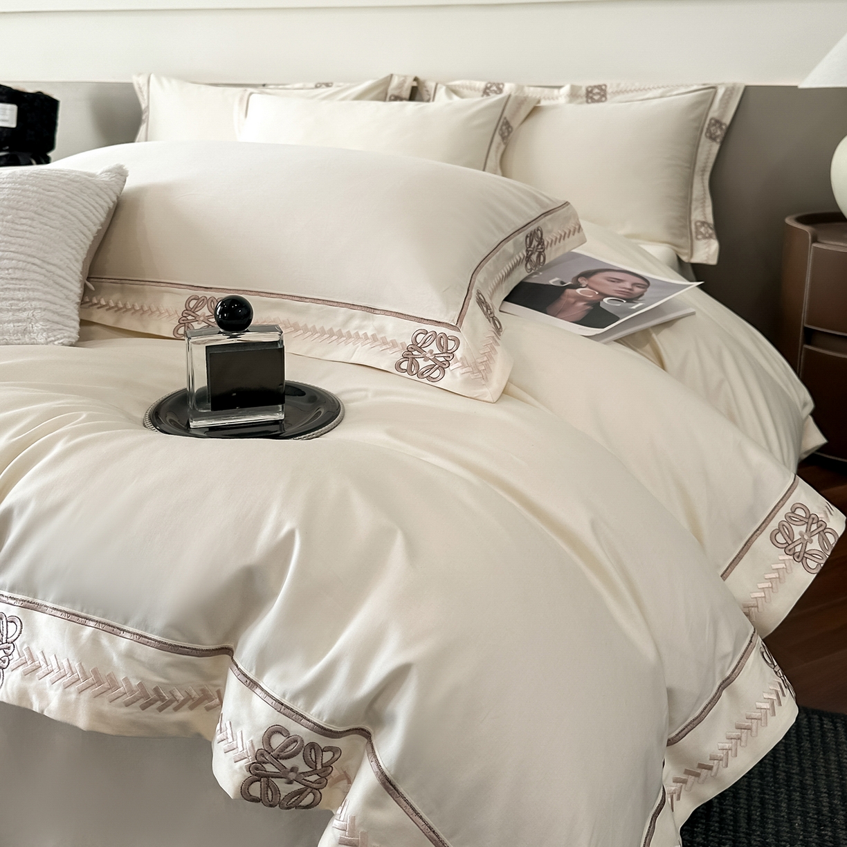 91家纺网 家纺一手货源 找家纺 置顶家纺 2026春夏新款多伦多系列亲肤刺绣拼角四件套 多伦多-奶昔白