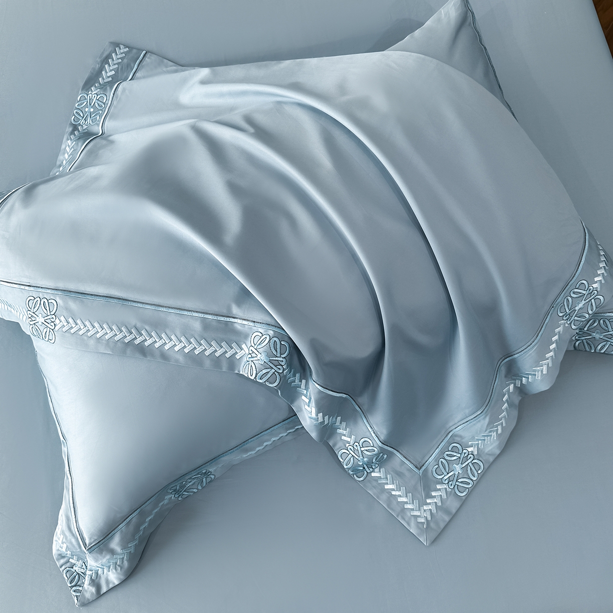 91家纺网 家纺一手货源 找家纺 置顶家纺 2026春夏新款多伦多系列亲肤刺绣拼角四件套 多伦多-天蓝