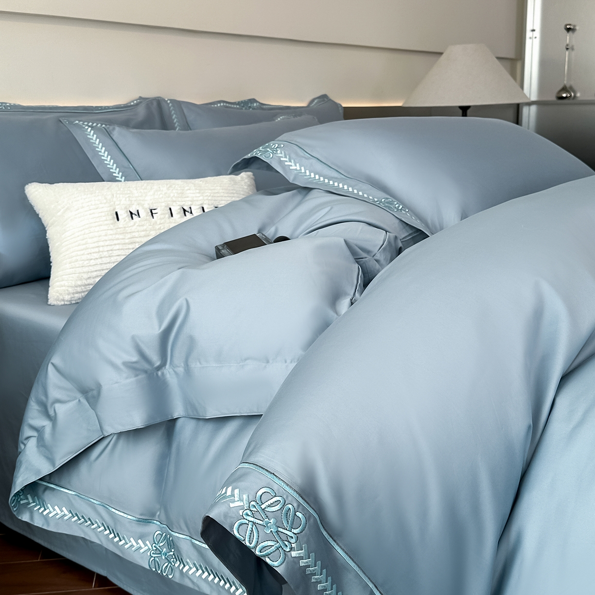 91家纺网 家纺一手货源 找家纺 置顶家纺 2026春夏新款多伦多系列亲肤刺绣拼角四件套 多伦多-天蓝