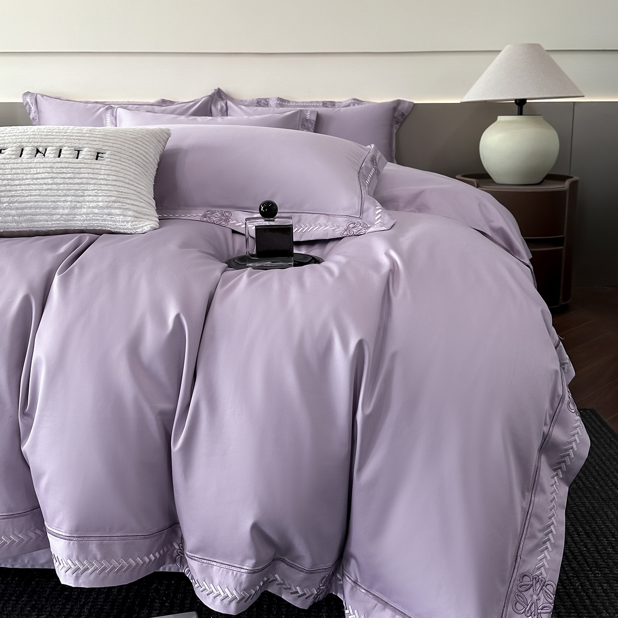 91家纺网 家纺一手货源 找家纺 置顶家纺 2026春夏新款多伦多系列亲肤刺绣拼角四件套 多伦多-香芋紫