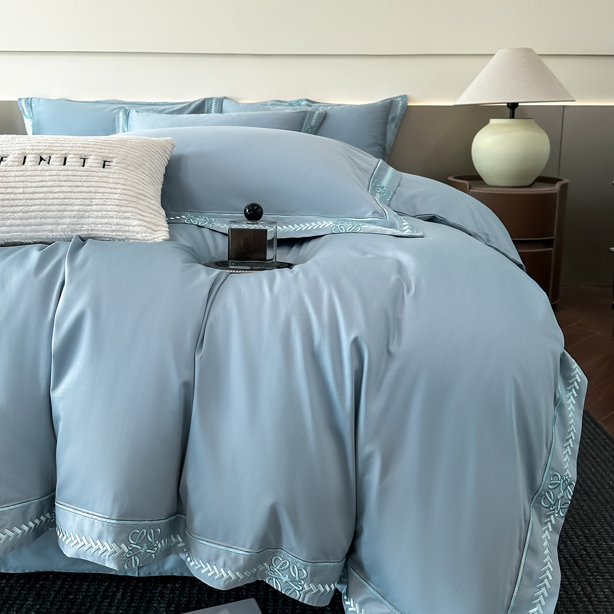 91家纺网 家纺一手货源 找家纺 置顶家纺 2026春夏新款多伦多系列亲肤刺绣拼角四件套 多伦多-天蓝