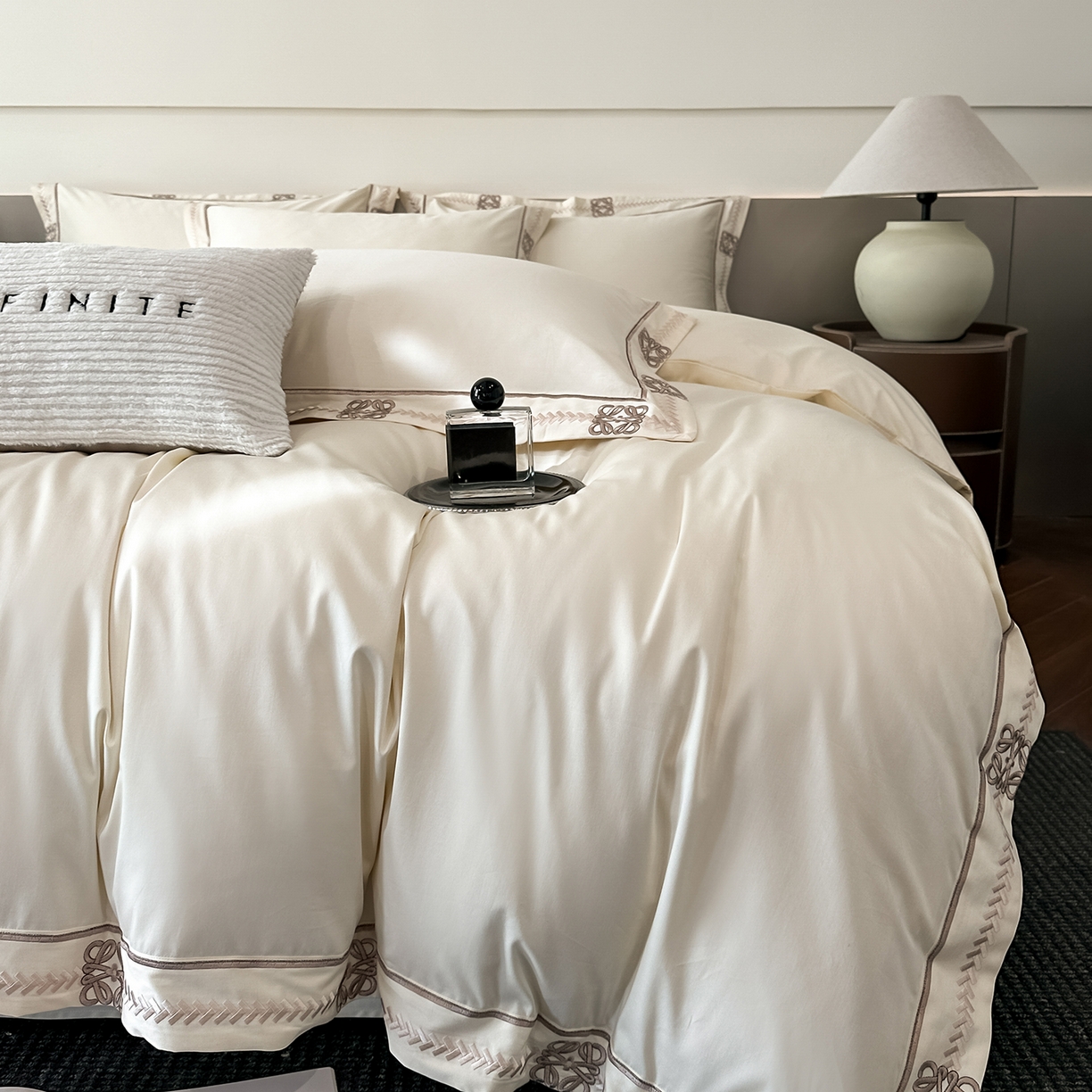 91家纺网 家纺一手货源 找家纺 置顶家纺 2026春夏新款多伦多系列亲肤刺绣拼角四件套 多伦多-奶昔白