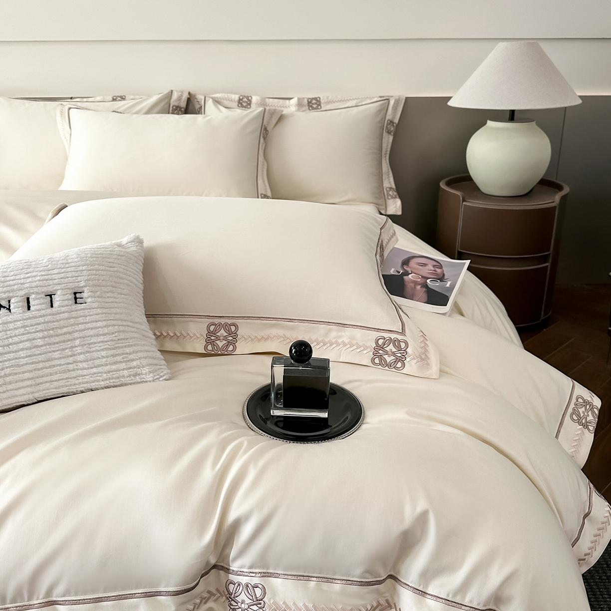 91家纺网 家纺一手货源 找家纺 置顶家纺 2026春夏新款多伦多系列亲肤刺绣拼角四件套 多伦多-奶昔白