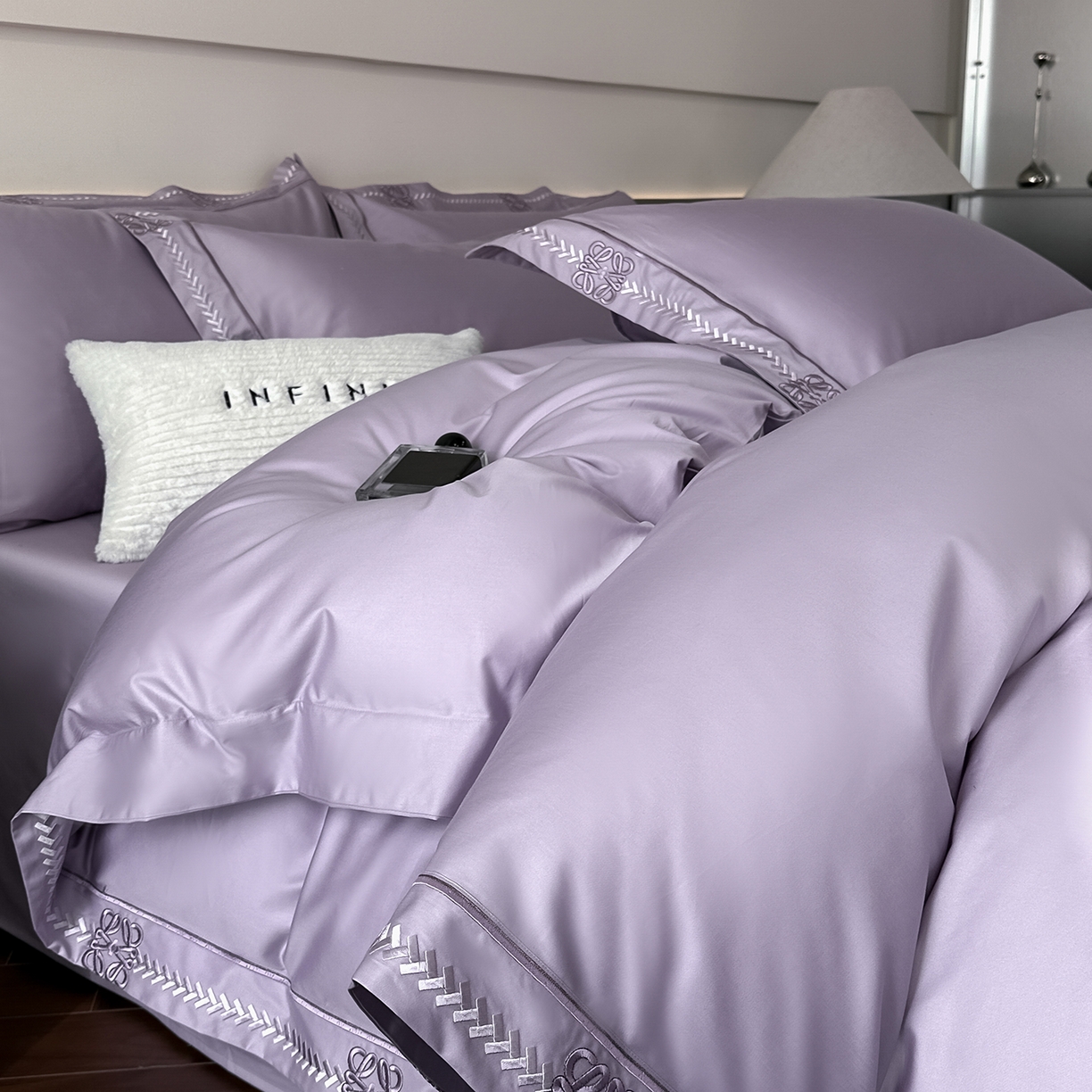 91家纺网 家纺一手货源 找家纺 置顶家纺 2026春夏新款多伦多系列亲肤刺绣拼角四件套 多伦多-香芋紫