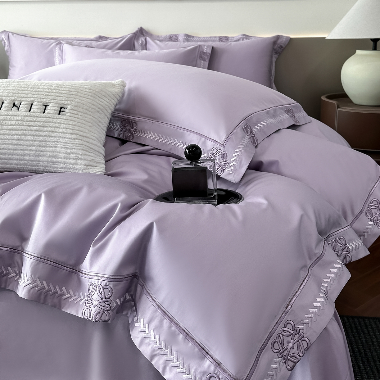 91家纺网 家纺一手货源 找家纺 置顶家纺 2026春夏新款多伦多系列亲肤刺绣拼角四件套 多伦多-香芋紫