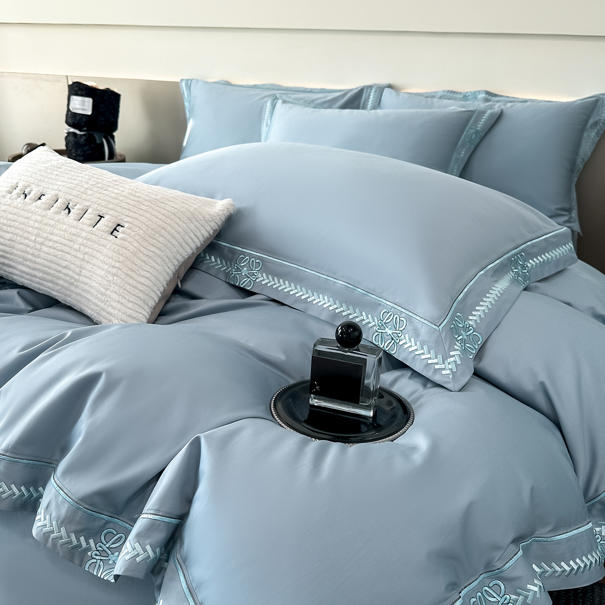 91家纺网 家纺一手货源 找家纺 置顶家纺 2026春夏新款多伦多系列亲肤刺绣拼角四件套 多伦多-天蓝