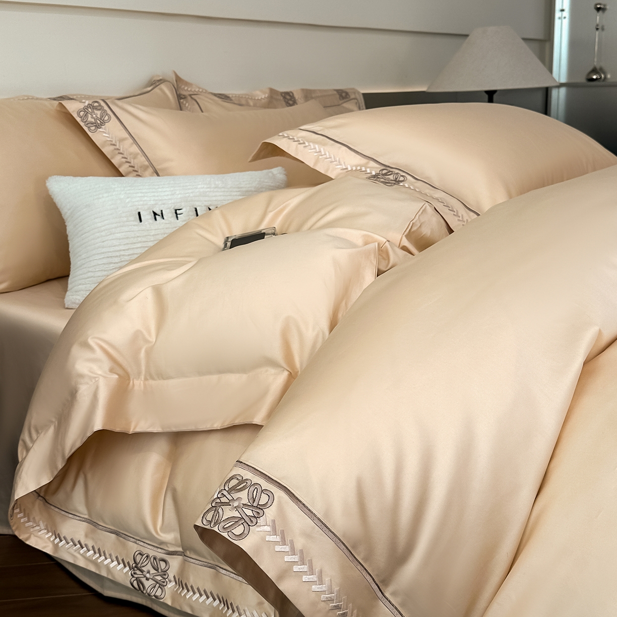 91家纺网 家纺一手货源 找家纺 置顶家纺 2026春夏新款多伦多系列亲肤刺绣拼角四件套 多伦多-浅香槟