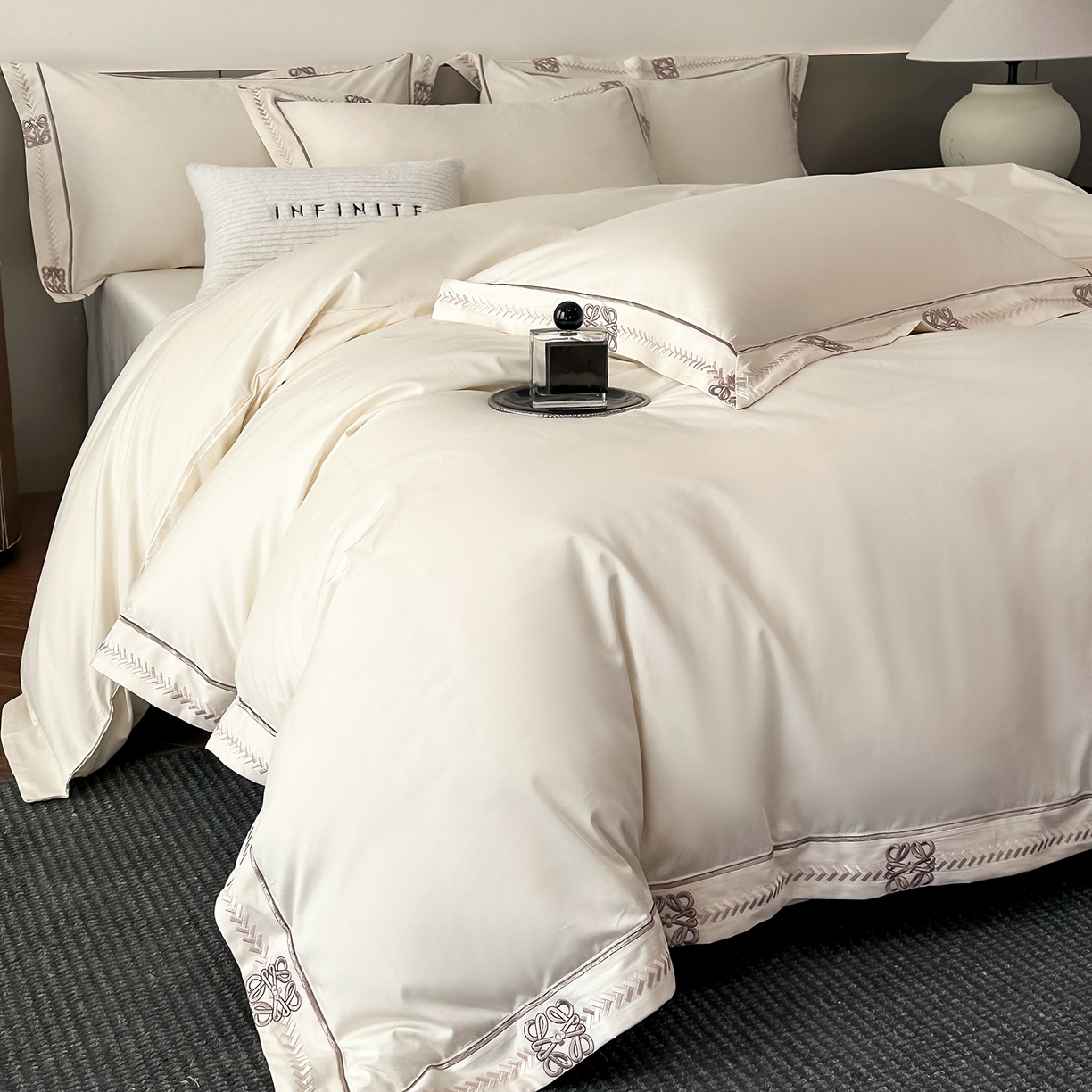 91家纺网 家纺一手货源 找家纺 置顶家纺 2026春夏新款多伦多系列亲肤刺绣拼角四件套 多伦多-奶昔白