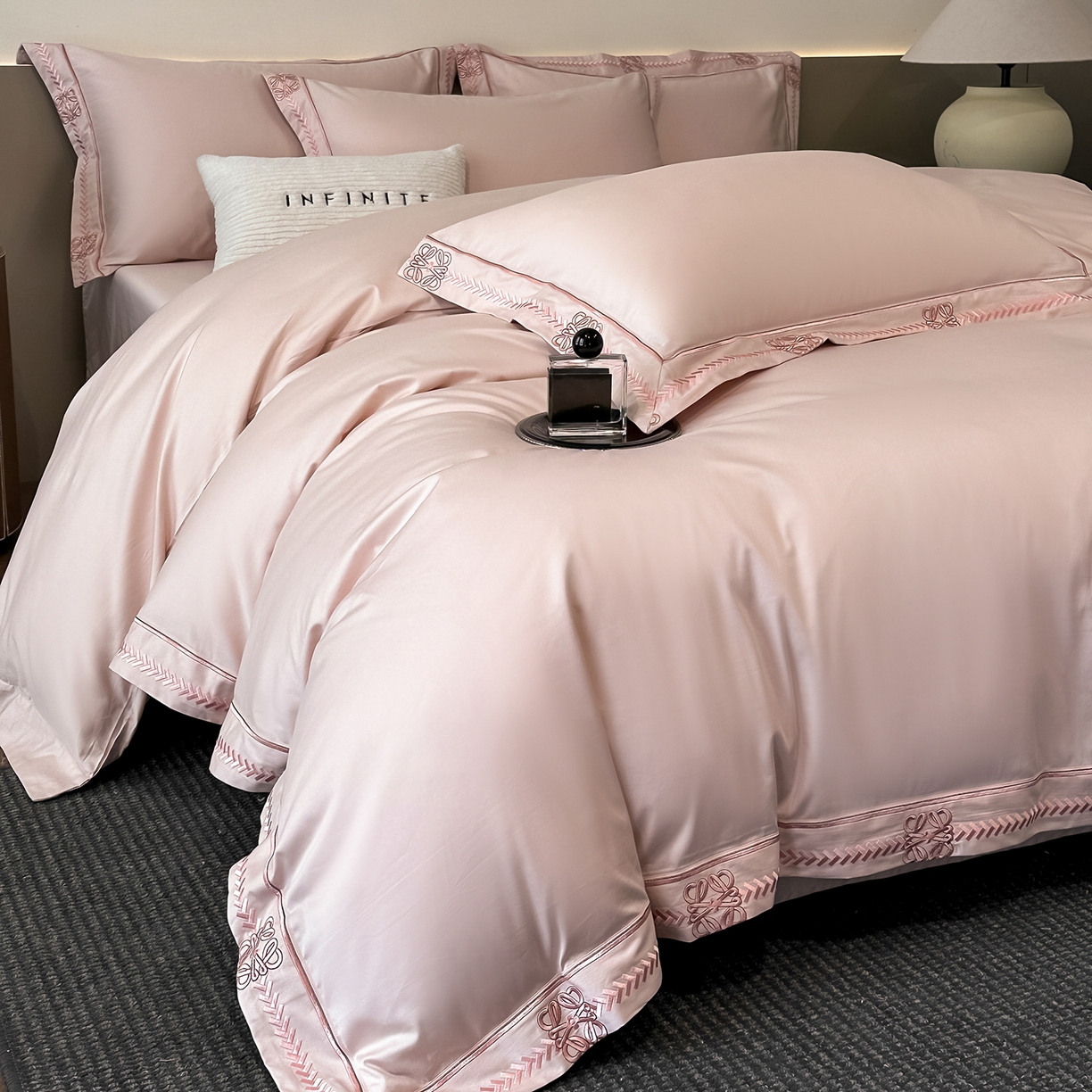 91家纺网 家纺一手货源 找家纺 置顶家纺 2026春夏新款多伦多系列亲肤刺绣拼角四件套 多伦多-豆粉