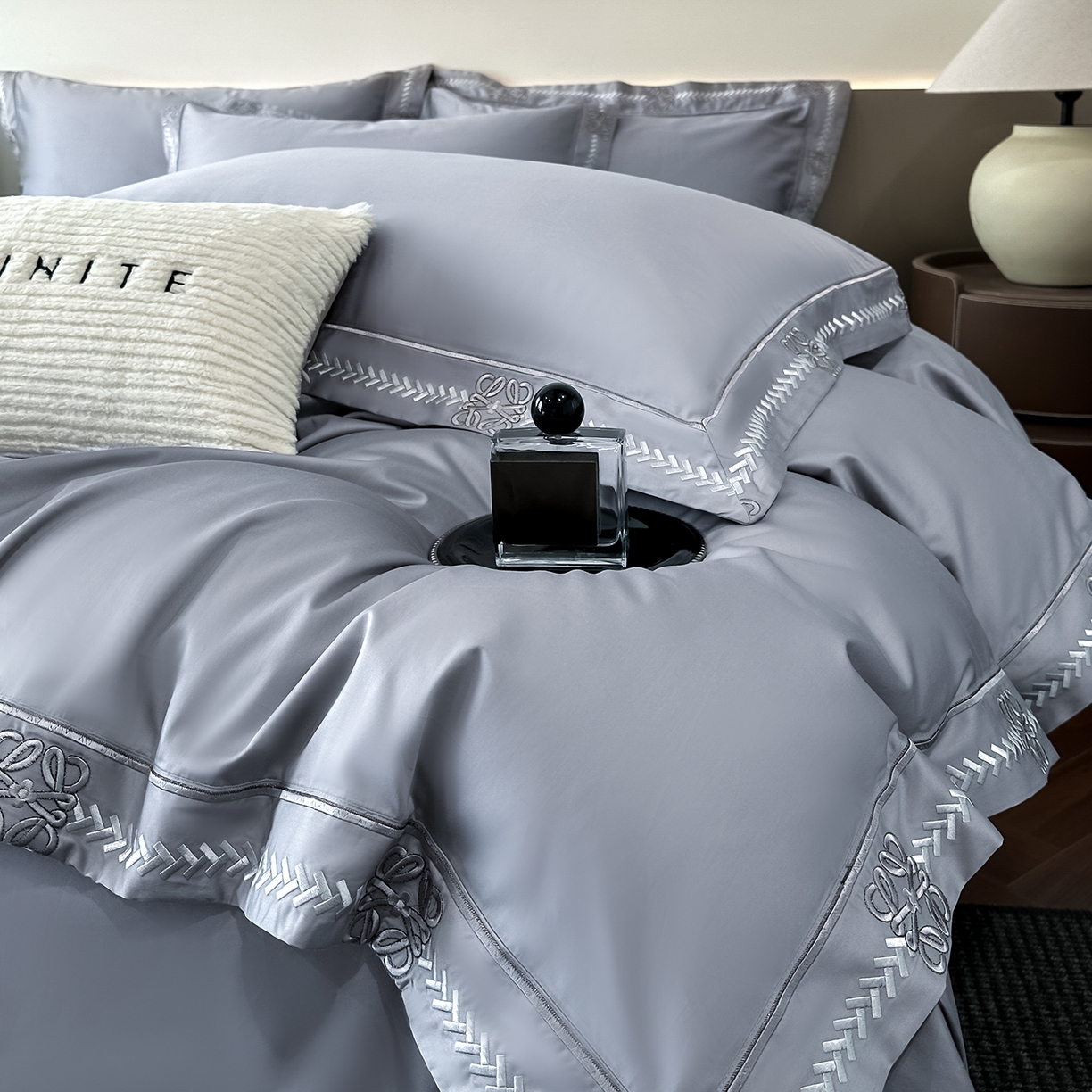 91家纺网 家纺一手货源 找家纺 置顶家纺 2026春夏新款多伦多系列亲肤刺绣拼角四件套 多伦多-瓷器蓝