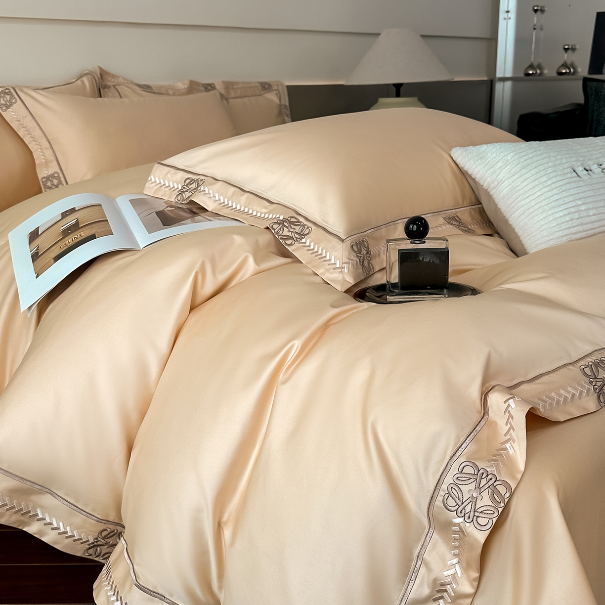 91家纺网 家纺一手货源 找家纺 置顶家纺 2026春夏新款多伦多系列亲肤刺绣拼角四件套 多伦多-浅香槟