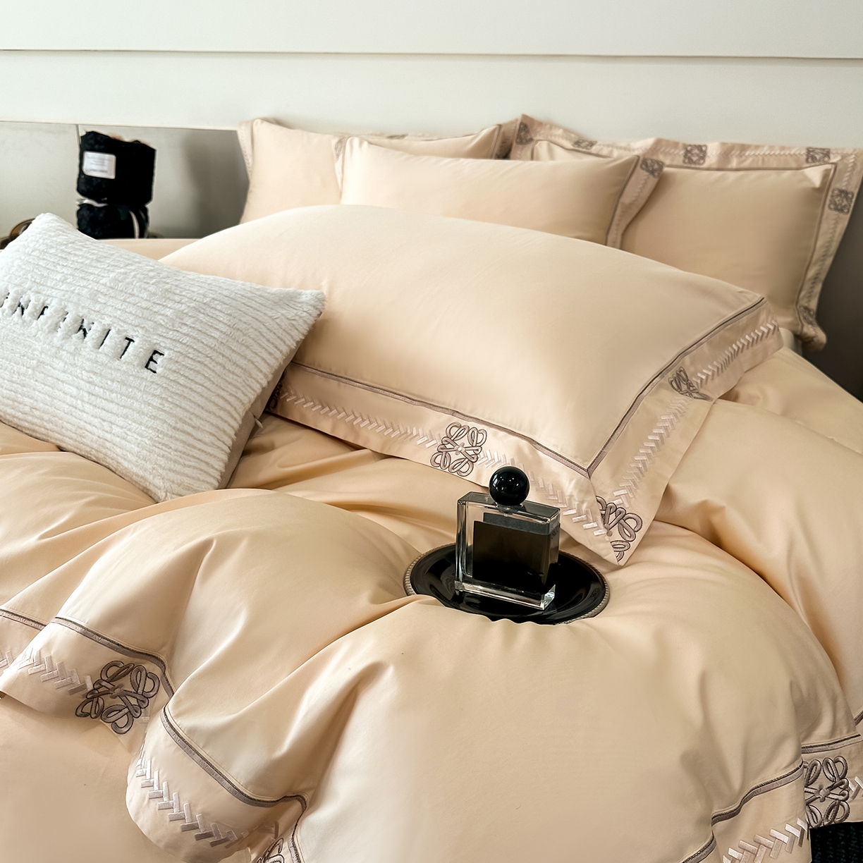 91家纺网 家纺一手货源 找家纺 置顶家纺 2026春夏新款多伦多系列亲肤刺绣拼角四件套 多伦多-浅香槟