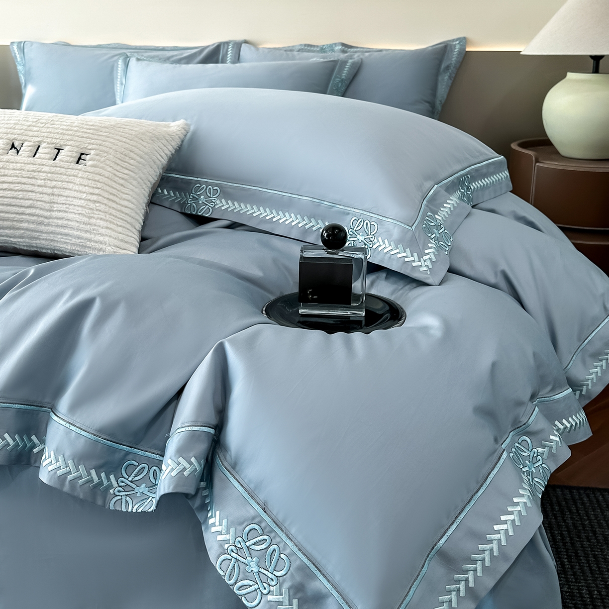 91家纺网 家纺一手货源 找家纺 置顶家纺 2026春夏新款多伦多系列亲肤刺绣拼角四件套 多伦多-天蓝