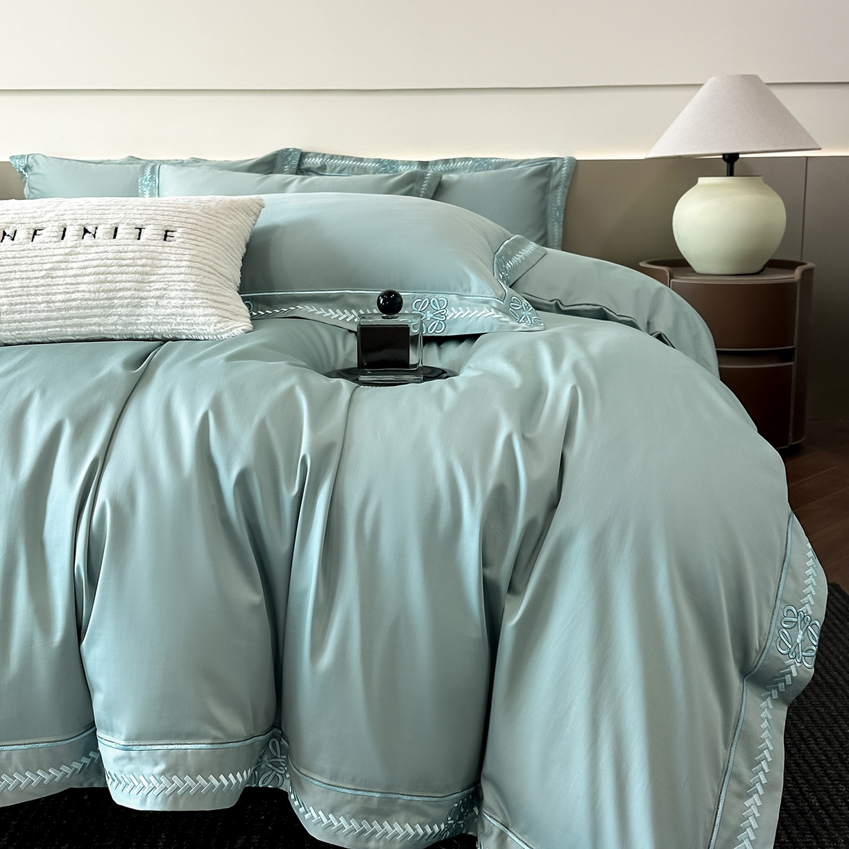 91家纺网 家纺一手货源 找家纺 置顶家纺 2026春夏新款多伦多系列亲肤刺绣拼角四件套 多伦多-繁星蓝