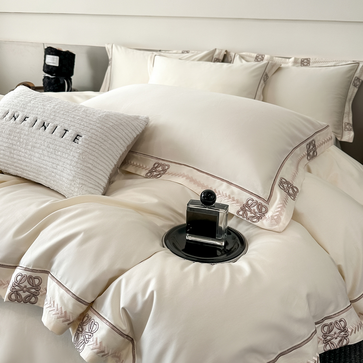 91家纺网 家纺一手货源 找家纺 置顶家纺 2026春夏新款多伦多系列亲肤刺绣拼角四件套 多伦多-奶昔白