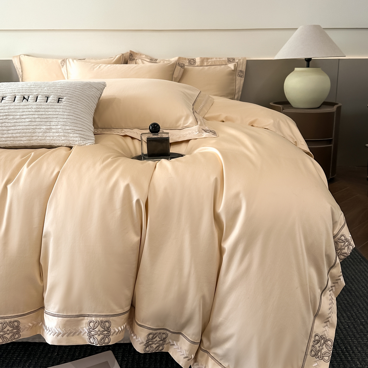 91家纺网 家纺一手货源 找家纺 置顶家纺 2026春夏新款多伦多系列亲肤刺绣拼角四件套 多伦多-浅香槟