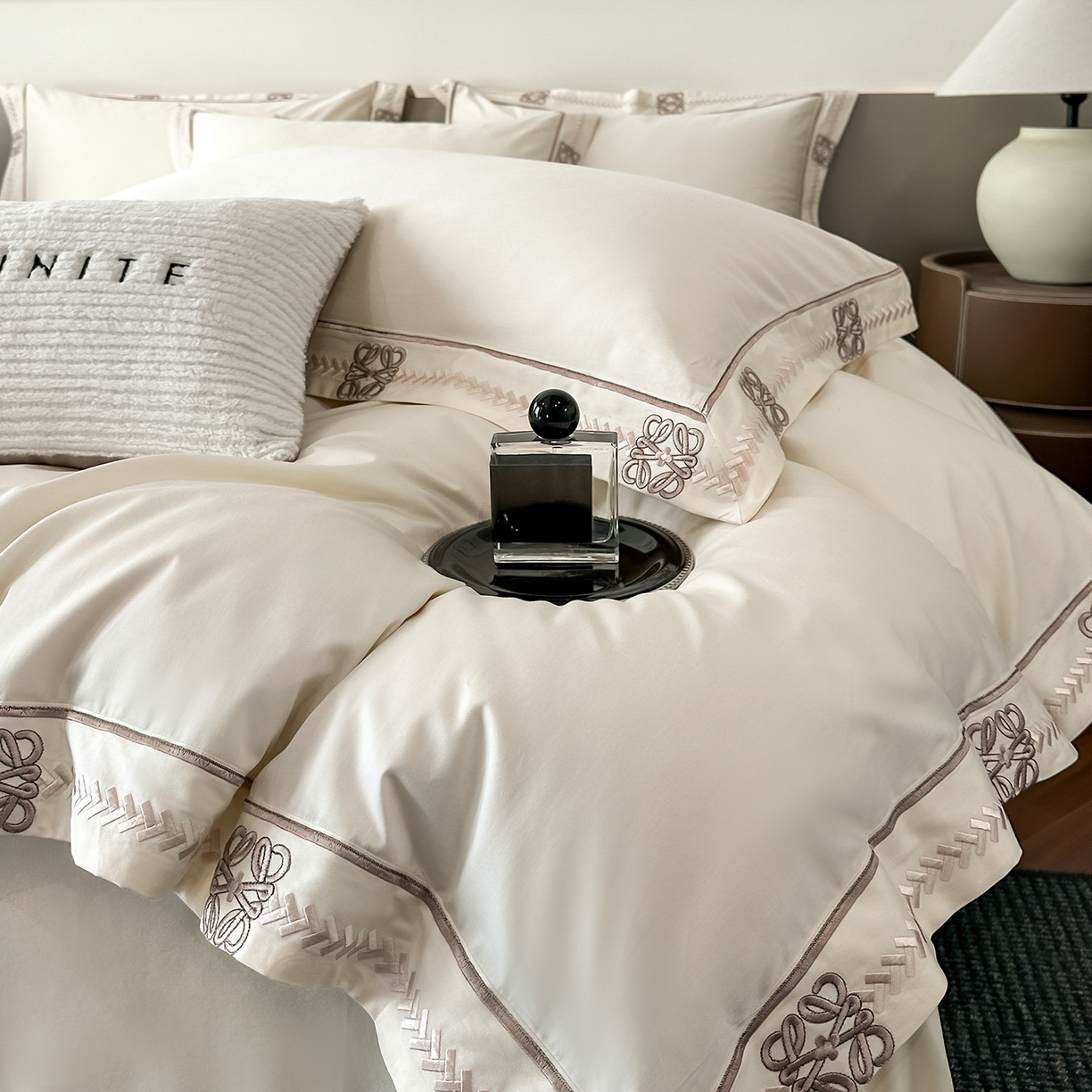 91家纺网 家纺一手货源 找家纺 置顶家纺 2026春夏新款多伦多系列亲肤刺绣拼角四件套 多伦多-奶昔白