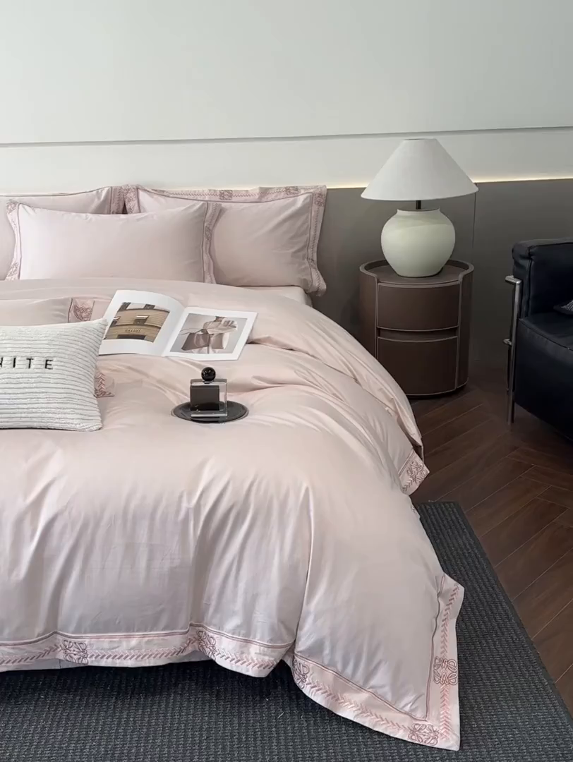 91家纺网 家纺一手货源 找家纺 置顶家纺 2026春夏新款多伦多系列亲肤刺绣拼角四件套 多伦多-豆粉