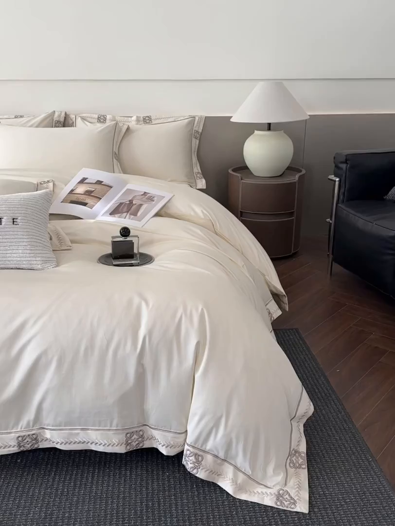 91家纺网 家纺一手货源 找家纺 置顶家纺 2026春夏新款多伦多系列亲肤刺绣拼角四件套 多伦多-奶昔白