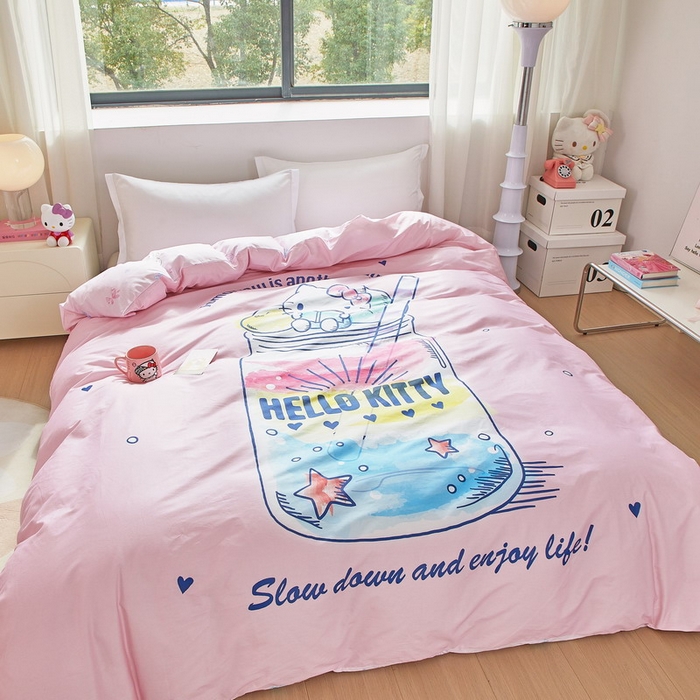 91家纺网 家纺一手货源 找家纺 蘭菲家纺 2026新款全棉三丽欧印花卡通单品被套 大杯奶茶KT