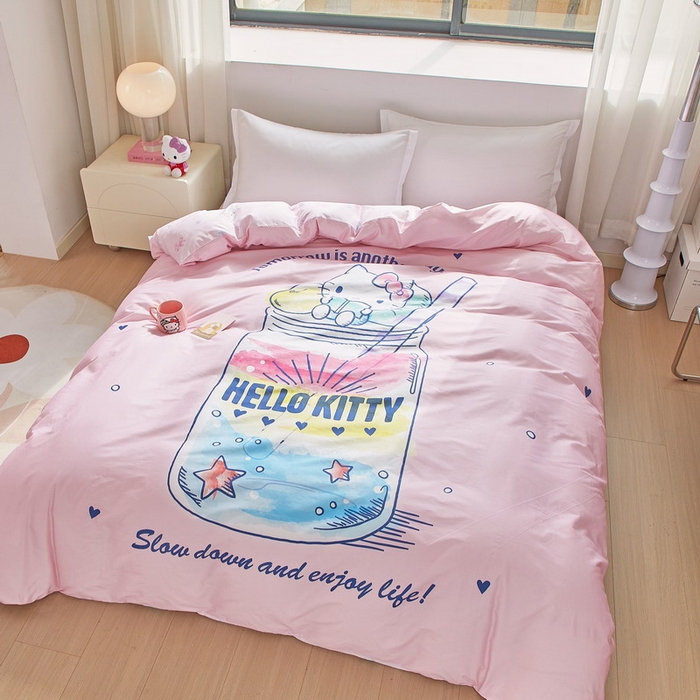 91家纺网 家纺一手货源 找家纺 蘭菲家纺 2026新款全棉三丽欧印花卡通单品被套 大杯奶茶KT