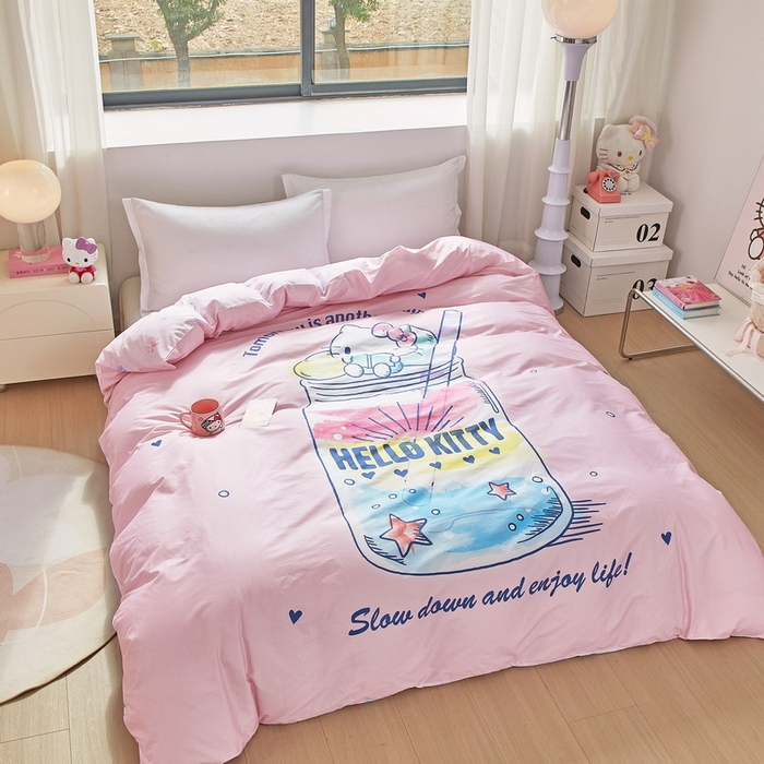 91家纺网 家纺一手货源 找家纺 蘭菲家纺 2026新款全棉三丽欧印花卡通单品被套 大杯奶茶KT